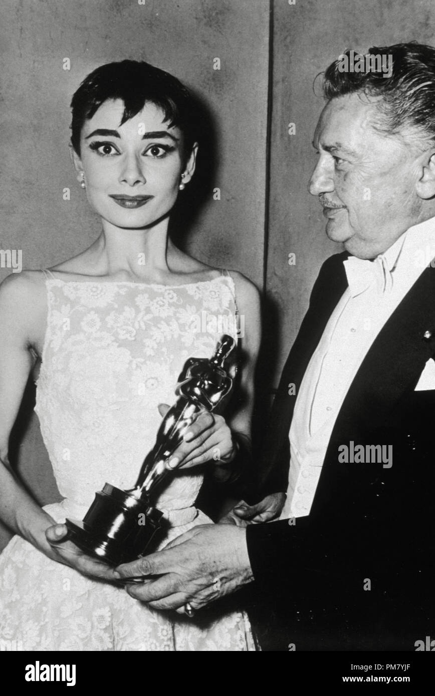 (Archival Classic Cinema - Audrey Hepburn Retrospective) Jean Hersholt presenta Audrey Hepburn con un Oscar per la sua interpretazione nel film "Vacanze Romane" 1954 file Reference # 31569 050THA Foto Stock