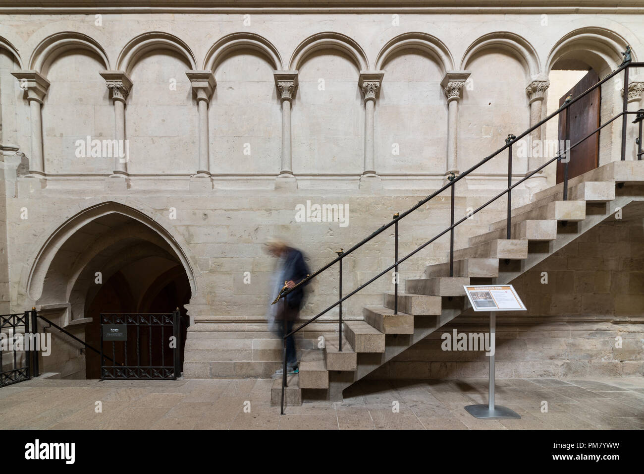 Un visitatore sfocata a Naumburg Cattedrale va giù per una scalinata medioevale. Foto Stock