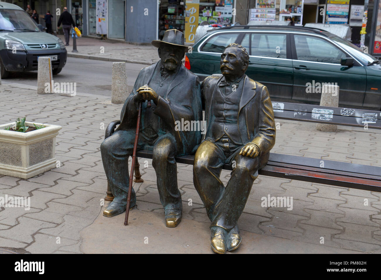 Sculture di padre e figlio poeti, Pencho e Petko Slaveikovs su un banco in Piazza Slaveikov, Sofia, Bulgaria. Foto Stock