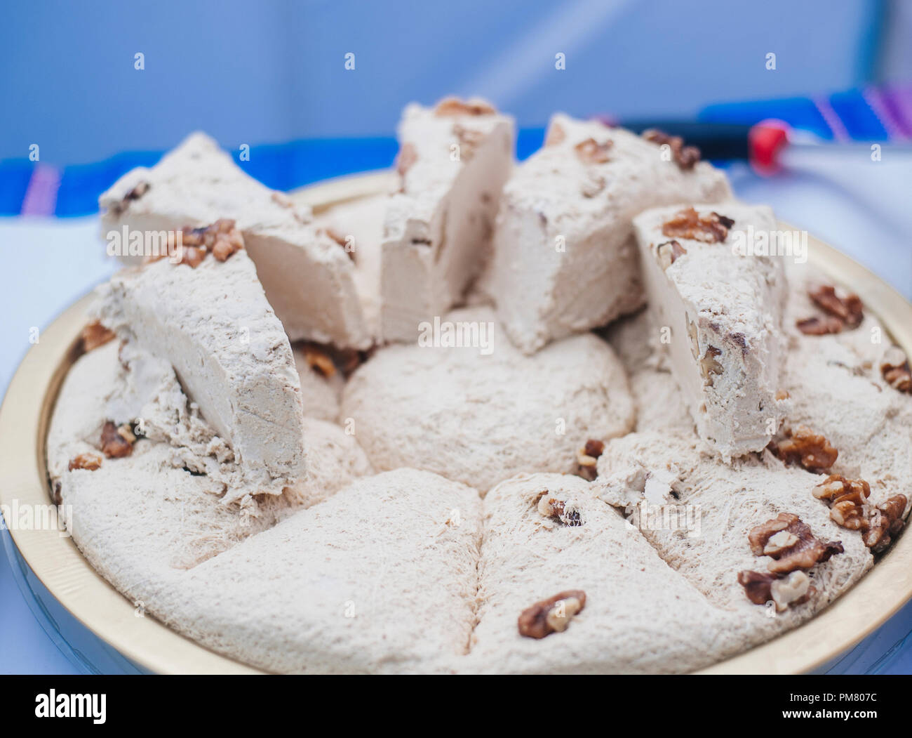 Halva di semolino, halvah, halava deserto dolce con le noci Foto Stock