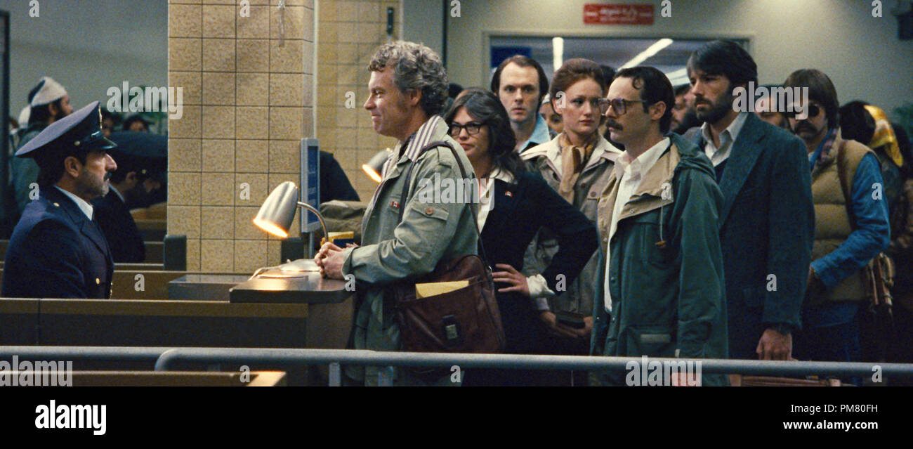 (L-r) TATE DONOVAN come Bob Anders, Clea Duvall come Cora Lijek, CHRISTOPHER DENHAM come contrassegno Lijek, KERRY BISHÉ come Kathy Stafford, Scoot McNAIRY come Joe Stafford, BEN AFFLECK come Tony Mendez e RORY COCHRANE come Lee Schatz in "ARGO", una presentazione della Warner Bros Foto in associazione con GK Films, per essere distribuito da Warner Bros Le foto. Foto Stock