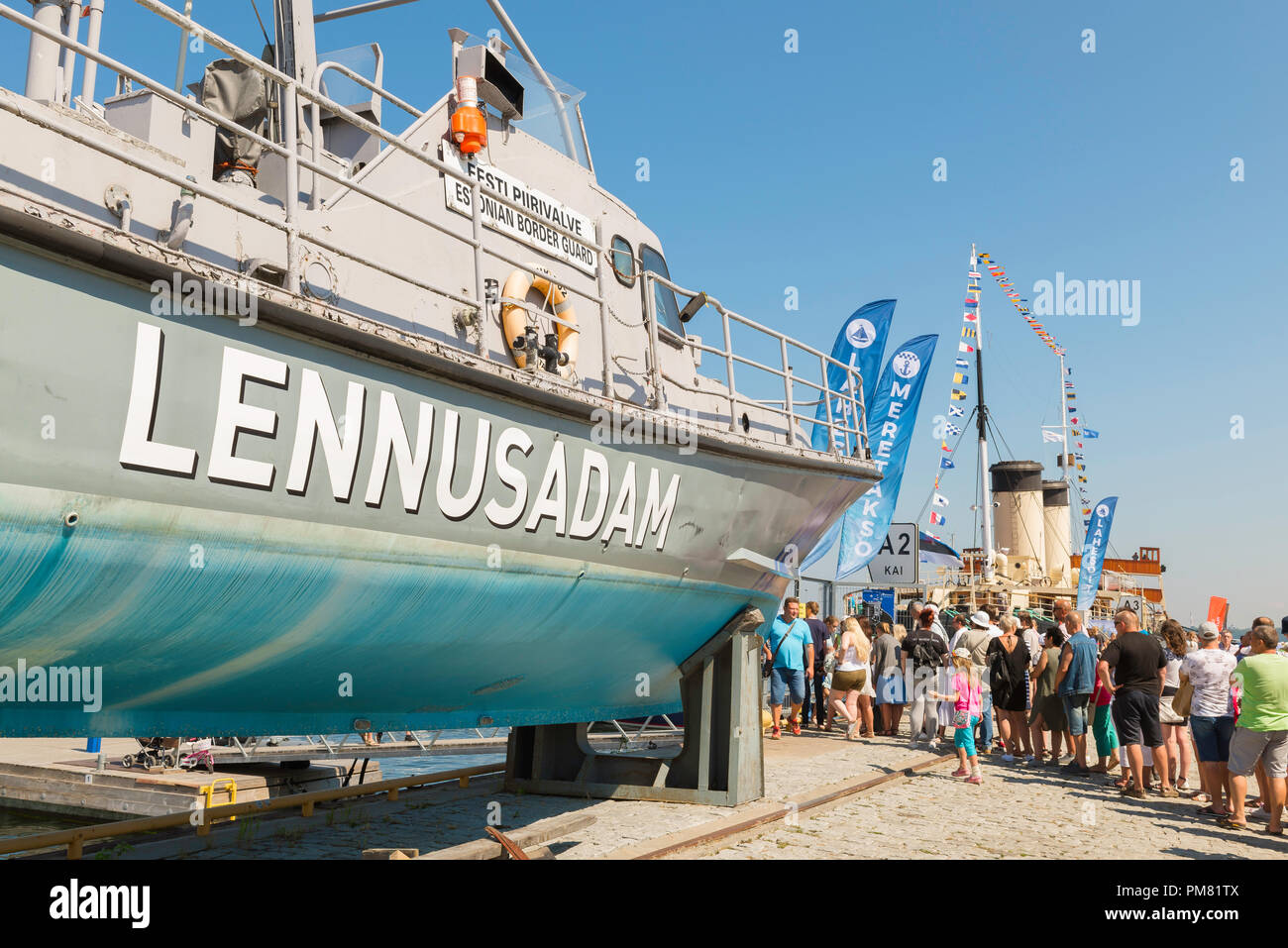 Tallinn Lennusadam, vista di domenica i visitatori in coda su un pomeriggio estivo a bordo di navi vintage in idrovolante Lennusadam Harbour, Tallinn, Estonia. Foto Stock