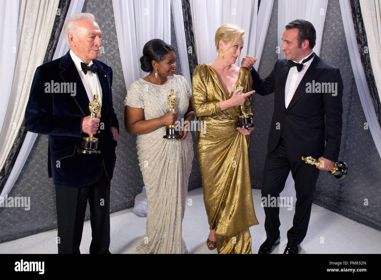 Oscar attore Christopher Plummer, vincitore per prestazioni da un attore in un ruolo di supporto per il suo ruolo in "principianti"; Oscar attrice Octavia Spencer, vincitore per prestazioni da un'attrice in un ruolo di supporto per il suo ruolo in "l'aiuto"; Oscar attrice Meryl Streep, vincitore per prestazioni da un'attrice in un ruolo di primo piano per il suo ruolo in "La Signora di Ferro"; Oscar attore Jean Dujardin, vincitore per prestazioni da un attore in un ruolo di primo piano per il suo ruolo in "l'Artista", pongono dietro le quinte. 84annuale dei Premi Academy Awards è trasmesso in diretta sulla rete della televisione di ABC da Foto Stock Oscar attore Christopher Plummer, vincitore per prestazioni da un attore in un ruolo di supporto per il suo ruolo in "principianti"; Oscar attrice Octavia Spencer, vincitore per prestazioni da un'attrice in un ruolo di supporto per il suo ruolo in "l'aiuto"; Oscar attrice Meryl Streep, vincitore per prestazioni da un'attrice in un ruolo di primo piano per il suo ruolo in "La Signora di Ferro"; Oscar attore Jean Dujardin, vincitore per prestazioni da un attore in un ruolo di primo piano per il suo ruolo in "l'Artista", pongono dietro le quinte. 84annuale dei Premi Academy Awards è trasmesso in diretta sulla rete della televisione di ABC da Foto Stock