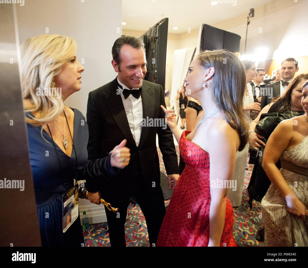 Jean Dujardin, Oscar-vincitore per prestazioni da un attore in un ruolo di leader e Natalie Portman parla backstage dopo il live ABC Television Network broadcast di 84Academy Awards da Hollywood e Highland Center a Hollywood, CA, Domenica, 26 febbraio 2012. Foto Stock