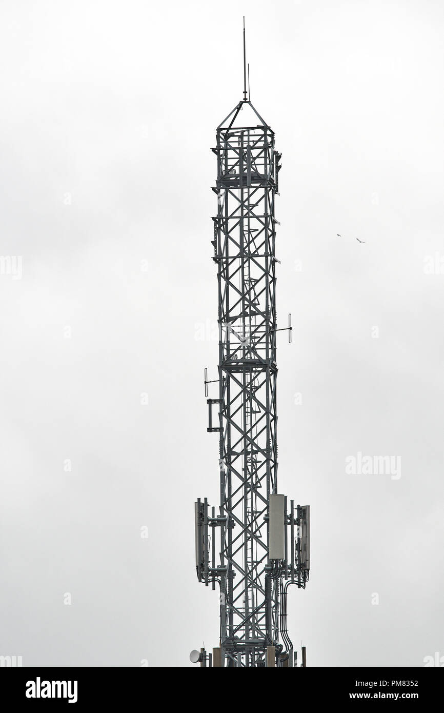 Radio e apparecchiature di comunicazione su un montante di torre nella città di Northampton, Inghilterra. Foto Stock