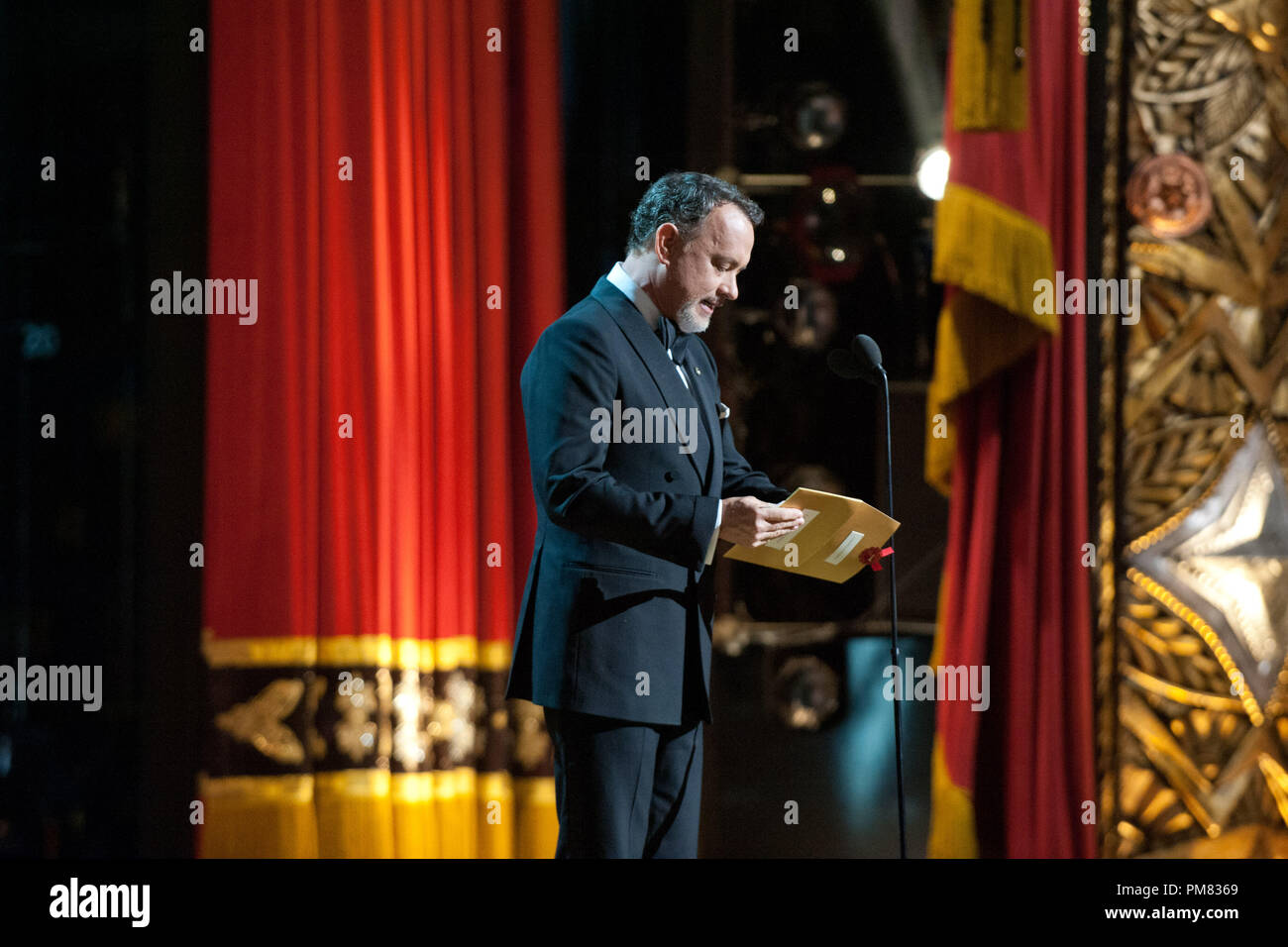Presenter Tom Hanks sul palco durante il live ABC Television Network broadcast della 84ma annuale di Academy Awards da Hollywood e Highland Center, a Hollywood, CA, Domenica, 26 febbraio 2012. Foto Stock