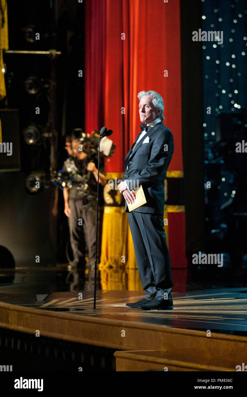 Il presentatore Michael Douglas sul palco durante il live ABC Television Network broadcast della 84ma annuale di Academy Awards da Hollywood e Highland Center, a Hollywood, CA, Domenica, 26 febbraio 2012. Foto Stock