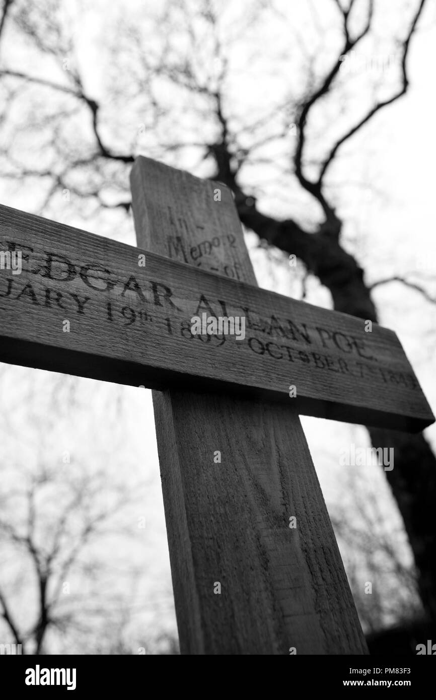 La macabra e conto sensazionale racconti di Edgar Allan Poe sono vividamente portato per la vita e la morte in Relativity Media elegante thriller gotico il corvo. Foto Stock La macabra e conto sensazionale racconti di Edgar Allan Poe sono vividamente portato per la vita e la morte in Relativity Media elegante thriller gotico il corvo. Foto Stock