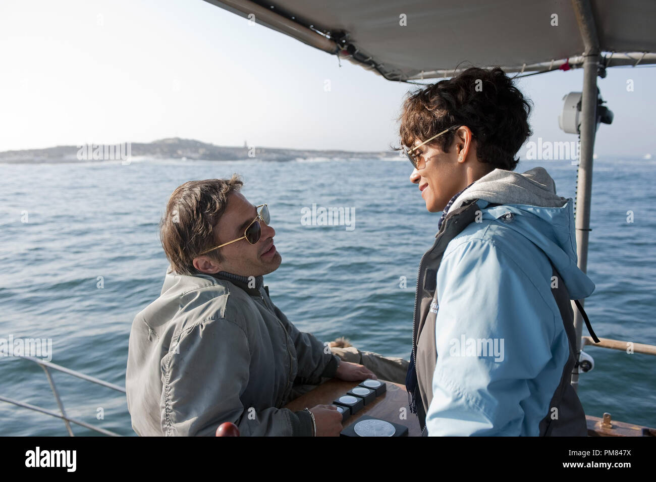 (Da sinistra a destra) Oliver Martinez ("Jeff,' a sinistra) e Halle Berry ("Kate,' a destra) stella in Lionsgate Home Entertainment oscure della marea. Foto Stock