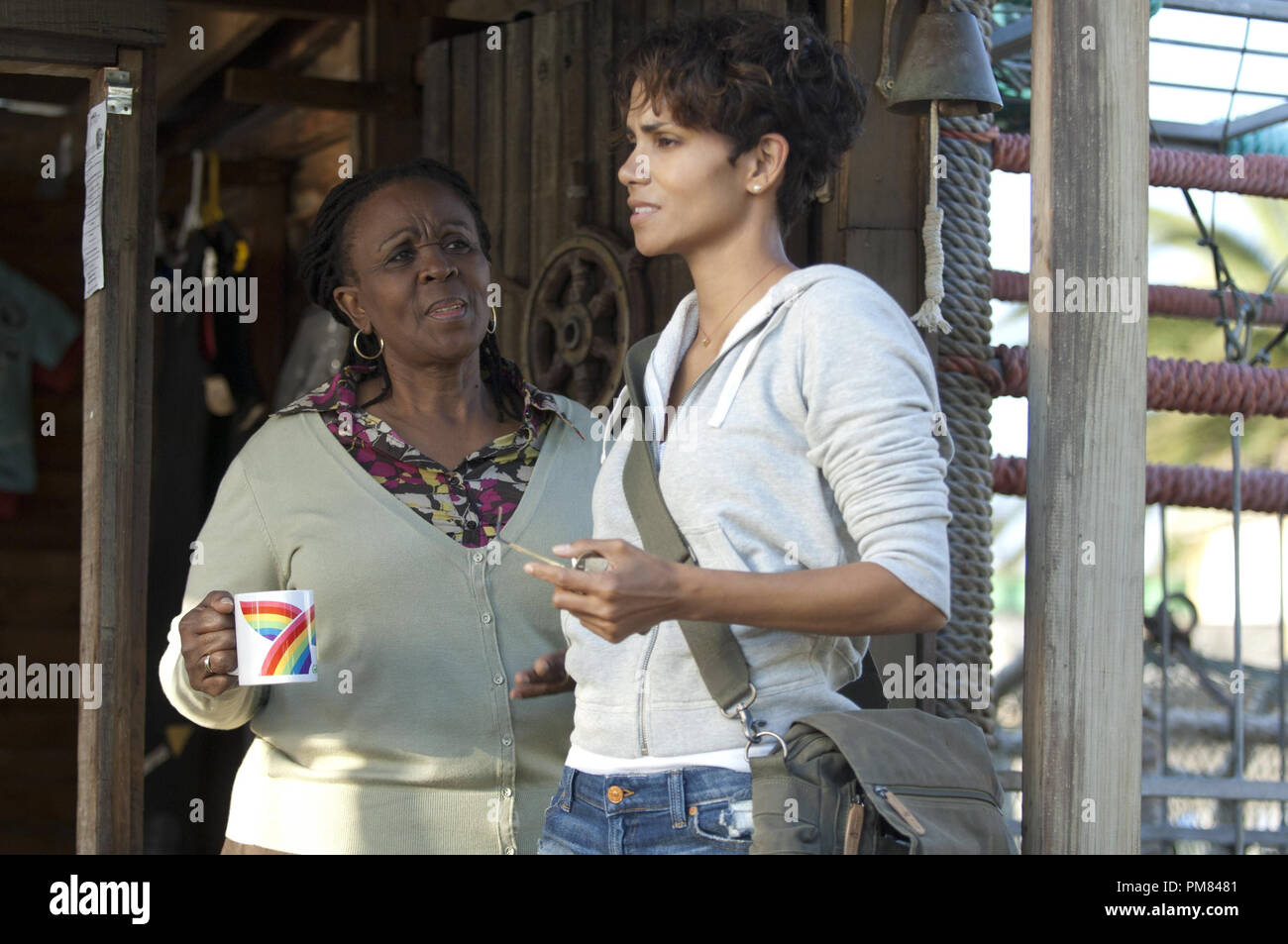 (Da sinistra a destra) Thoko Ntshinga ("Zukie", a sinistra) e Halle Berry ("Kate,' a destra) stella in Lionsgate Home Entertainment oscure della marea. Foto Stock