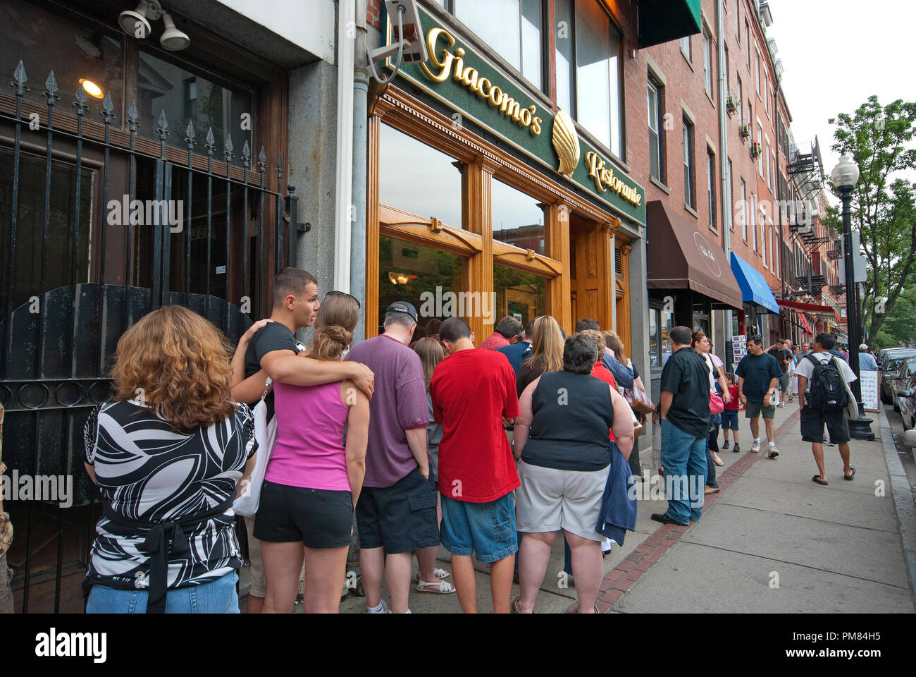 Coda di persone al di fuori della famosa italiano Giacomo del ristorante di Boston, la contea di Suffolk, Massachusetts, STATI UNITI D'AMERICA Foto Stock