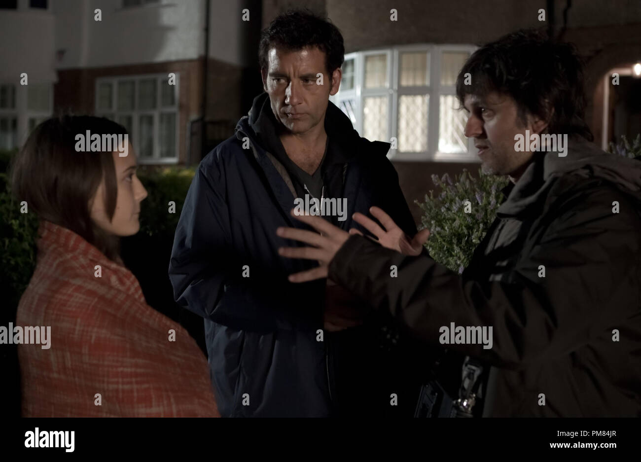 Dietro le quinte Direttore Juan Carlos Fresnadillo dirige Clive Owen e Ella Purnell in intrusi. Foto Stock