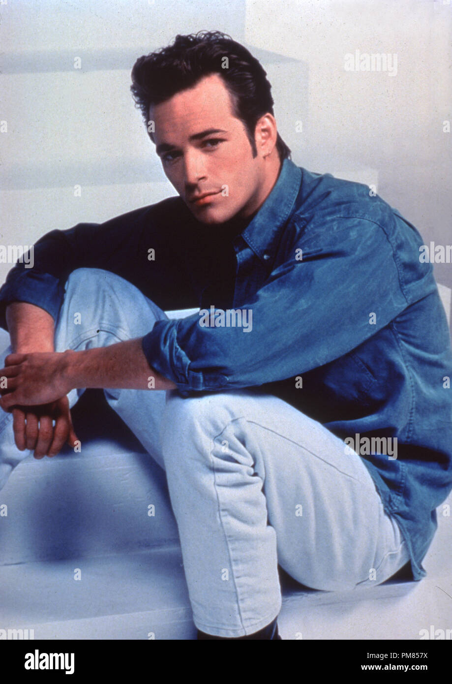 Film still o pubblicità ancora da "Beverly Hills 90210' Luke Perry 1992 Photo credit: Timothy White Tutti i diritti riservati Riferimento File # 31487 027THA per solo uso editoriale Foto Stock