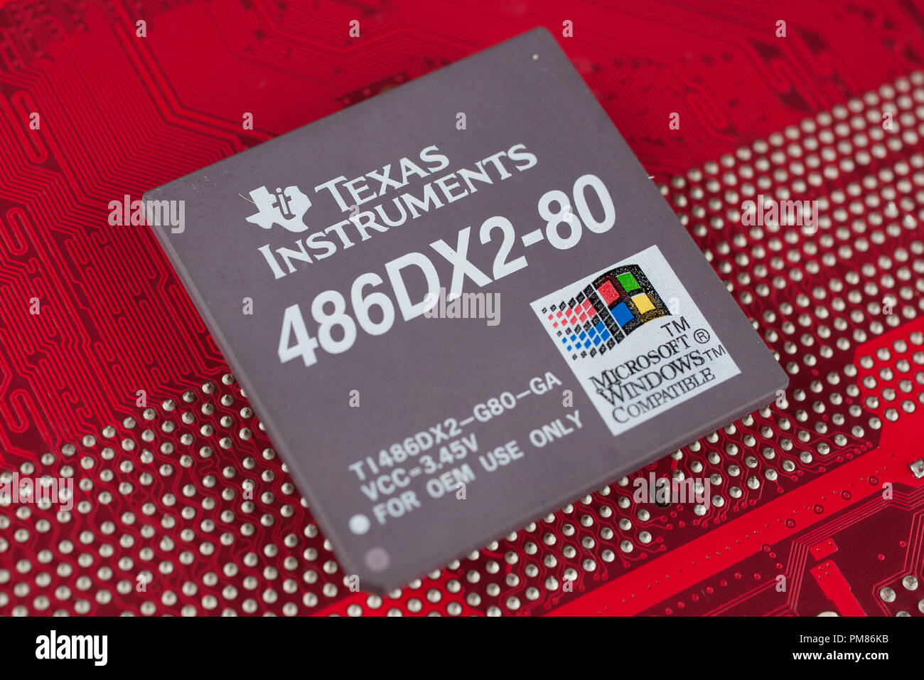 Kiev, Ucraina - 28 luglio 2018. Texas Instruments 486DX2 rosso processore scheda di circuito. Foto Stock