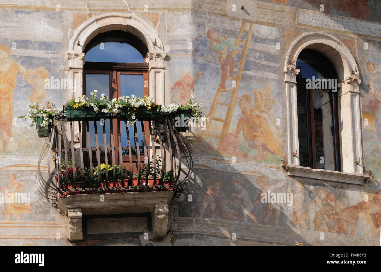 L'Italia, Trentino Alto Adige, Trento, Palazzo Quetta Alberti Colico  finestra Dettaglio Foto stock - Alamy
