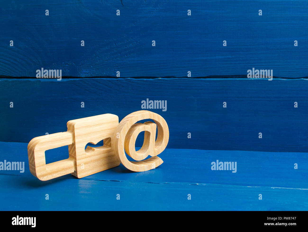 Protezione dei dati e informazioni personali. Attacchi di hacking, hacking virus. Affidabile il post. Il simbolo della posta elettronica e la serratura. Protezione dei dati personali da Foto Stock