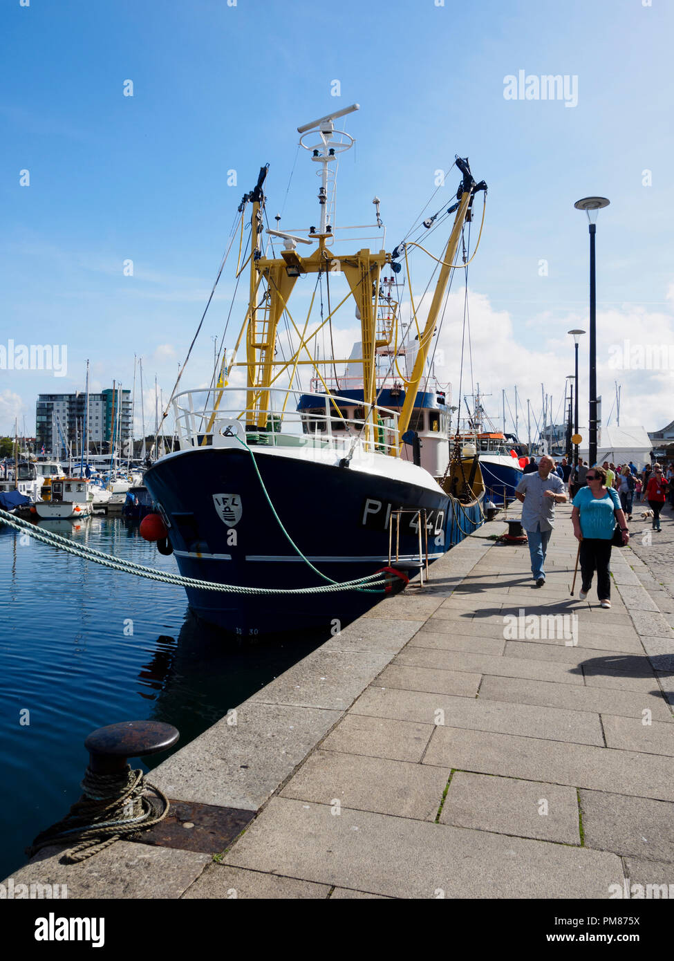 Fascio di Plymouth trawler Admiral Blake ormeggiata lungo il Barbican durante la Plymouth festival di frutti di mare Foto Stock