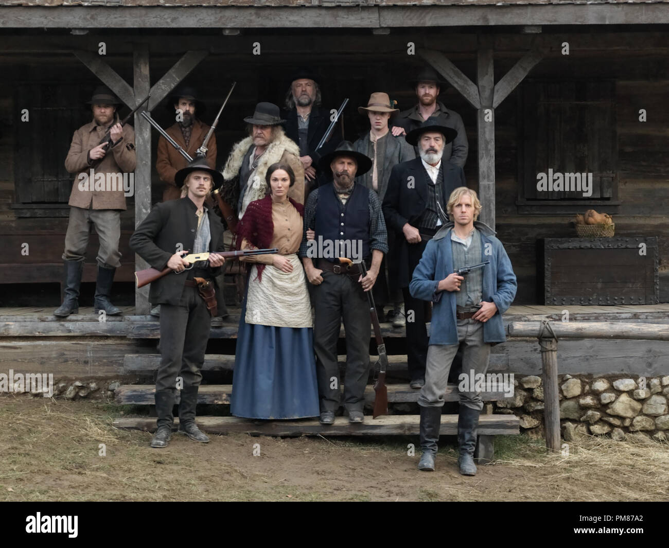 "Hatfields & McCoys' 2012 L a R (bancata posteriore): FRANCESE Ellis (Christopher Hatherall), Lark Varney (Noah Taylor), Jim Vance (Tom Berenger), Buona Lias Hatfield (Greg Patmore), Ellison "Cotone" superiore monta (Noel Fisher), Ellison Hatfield (Damian O'Hare). L a R (anteriore): William "cappuccio" Hatfield (Boyd Holbrook), Levicy Hatfield (Sarah parrocchia), Devil Anse Hatfield (Kevin Costner), giudice Valentine "Parete Hatfield (poteri Boothe), Johnse Hatfield (Matt Barr). Foto Stock