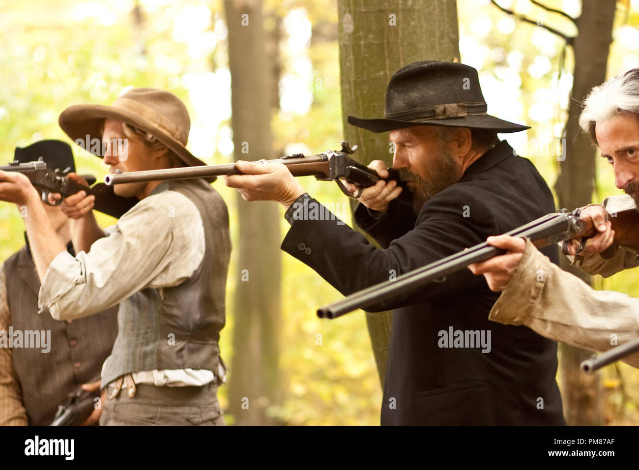 "Hatfields & McCoys' 2012 L a R: Johnse Hatfield (Matt Barr) e Devil Anse Hatfield (Kevin Costner) Foto Stock