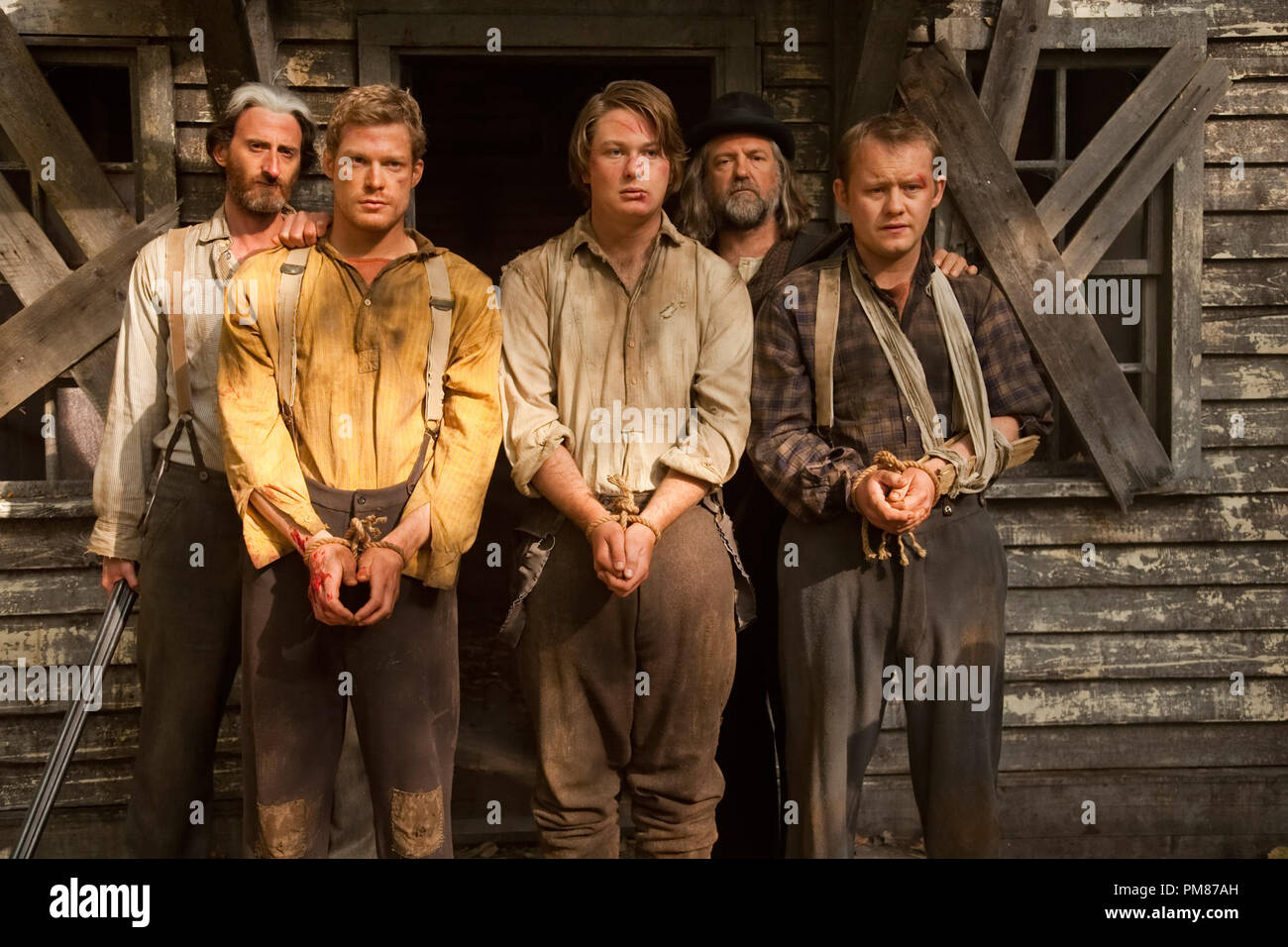 "Hatfields & McCoys' 2012 L a R: "Skunkhair" Tom Wallace (Andy Gathergood), Tolbert McCoy (Sam Reid), Bud McCoy (Tyler Jackson), Buona Lias Hatfield (Greg Patmore) e Phamer McCoy (Michael Jibson) Foto Stock