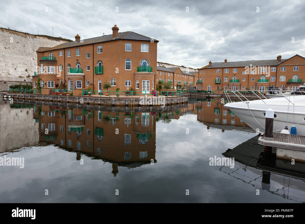 BRIGHTON, Inghilterra - Settembre 08: case ed edifici in Brighton Marina, East Sussex, Regno Unito, residenziale e un complesso di svaghi sul Settembre 08, 2018 Foto Stock