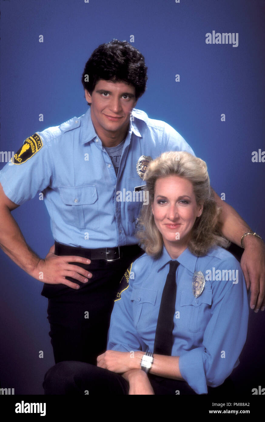 Studio Pubblicità ancora da 'Hill Street Blues" Ed Marinaro, Betty Thomas circa 1985 Foto Stock