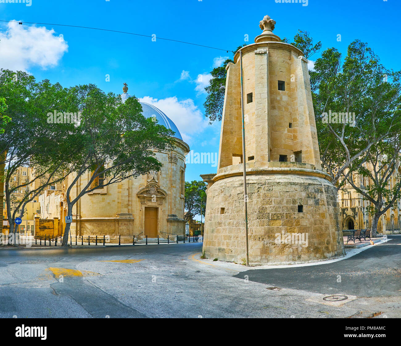 Le notevoli attrattive di Floriana - Acqua di Wignacourt Tower e Sarria Chiesa sullo sfondo, Malta. Foto Stock