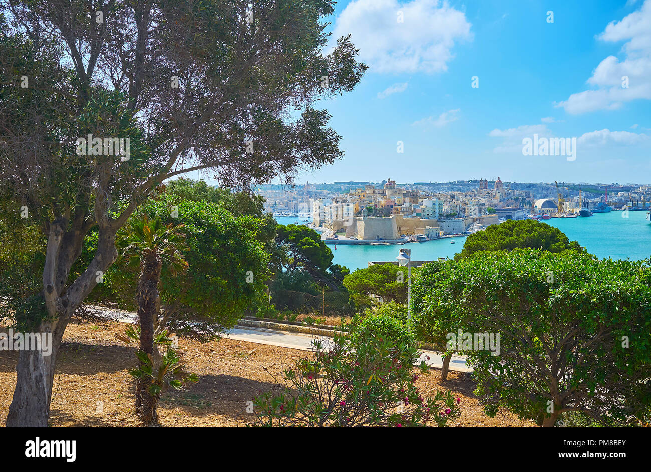 La succosa verde di Herbert Ganado giardini con vista su Senglea medievale (L-Isla) città fortificata attraverso il Grand Harbour di La Valletta, Malta. Foto Stock