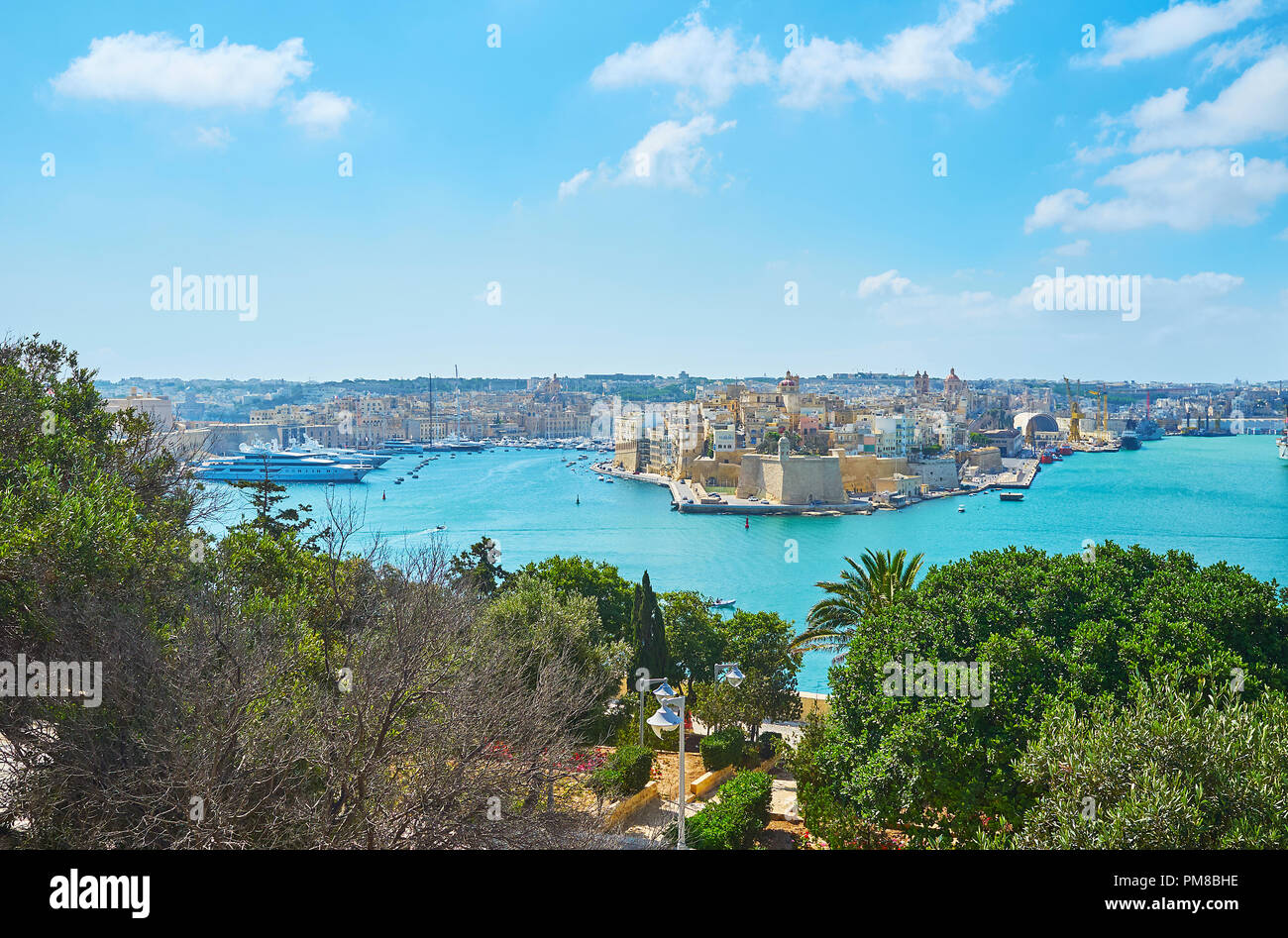 Godetevi la bellezza di Herbert Ganado giardini con la Valletta Grand Harbour e Senglea medievale (L-Isla) città sullo sfondo, Malta. Foto Stock