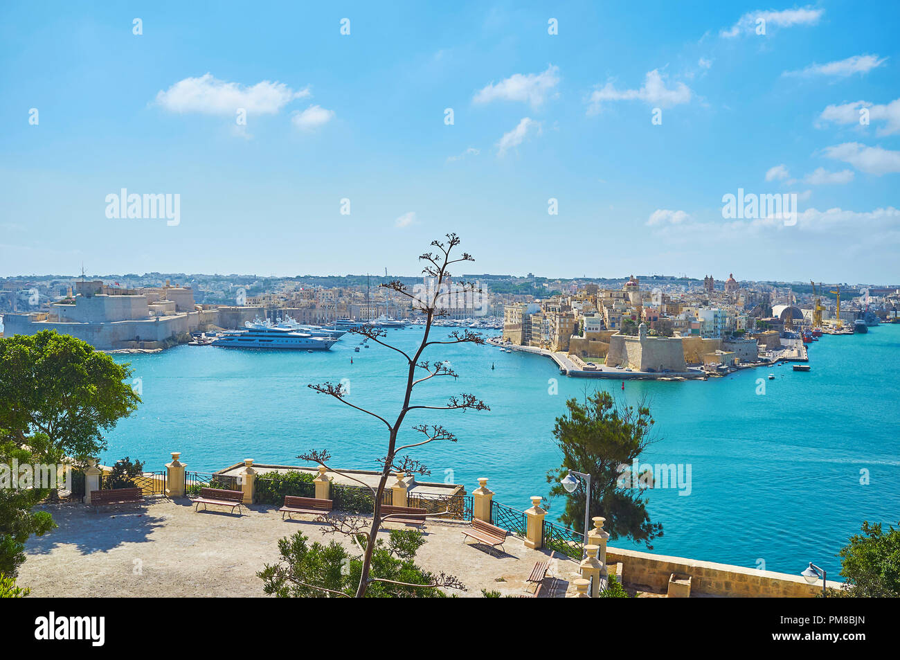 La vista sulla Fort Sant Angelo in Birgu (Vittoriosa), la fortezza di Senglea (L-Isla), Valletta Grand Harbour e la terrazza panoramica di Herbert Ganado Gar Foto Stock