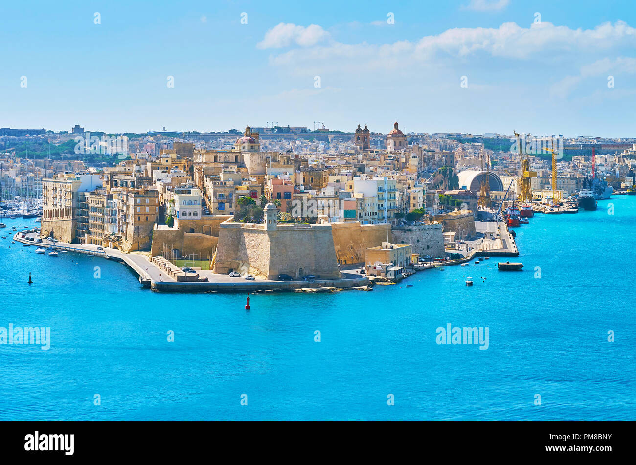 Panorama di Senglea (L-isla) con massicce mura e bastioni, dimore storiche, cupole di chiese e acque di La Valletta Grand Harbour intorno a th Foto Stock