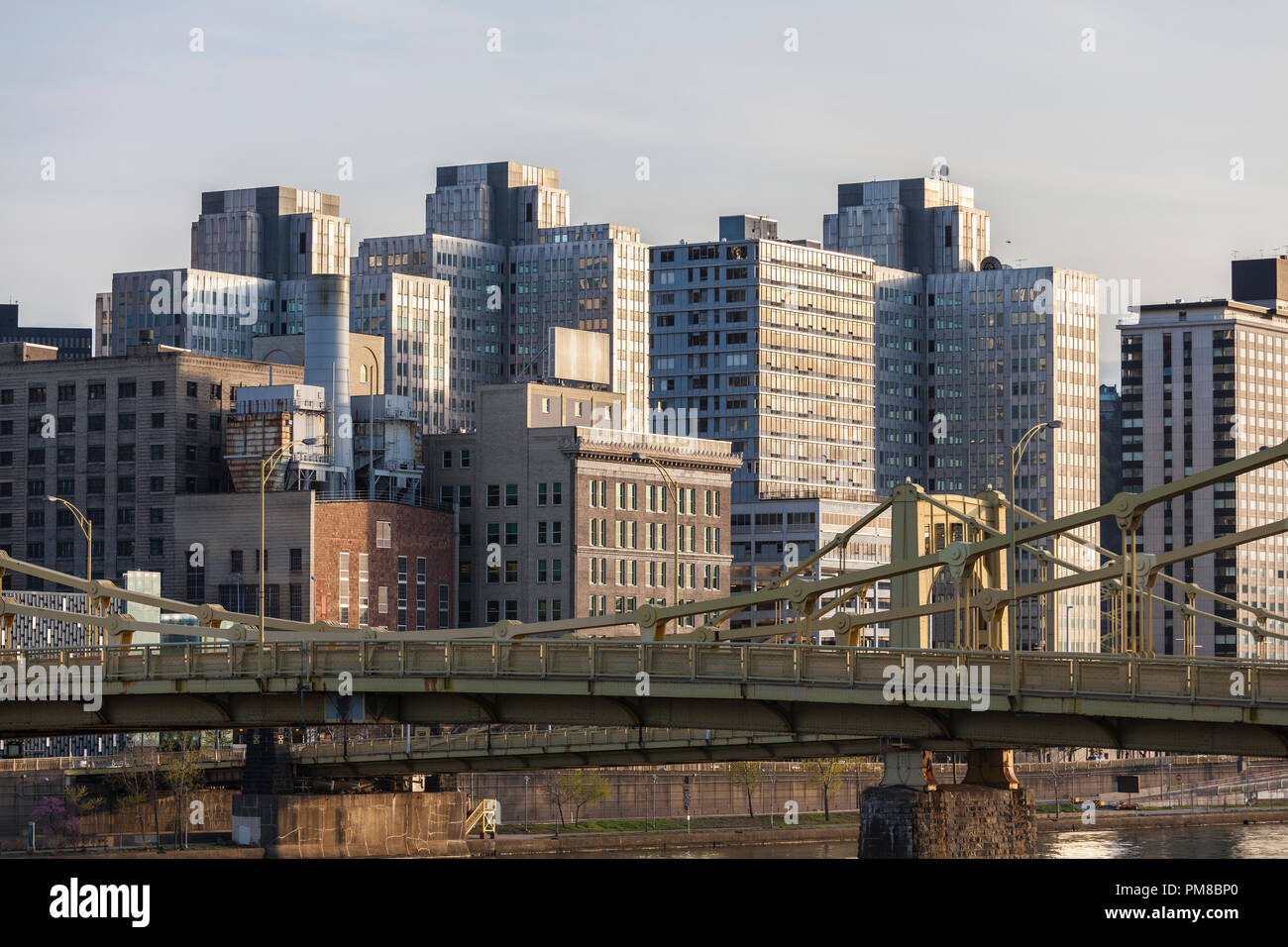 Il centro urbano di edifici e Allegheny ponti sul fiume in scenic Pittsburgh, Pennsylvania. Foto Stock
