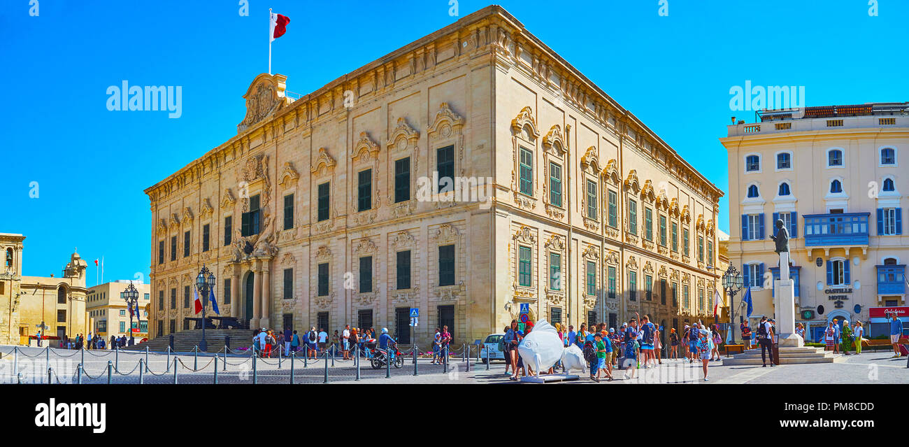 La Valletta, Malta - 17 giugno 2018: Panorama del Barocco Auberge Castille mansion, situato in Castille Place e circondato da altri edifici storici di un Foto Stock