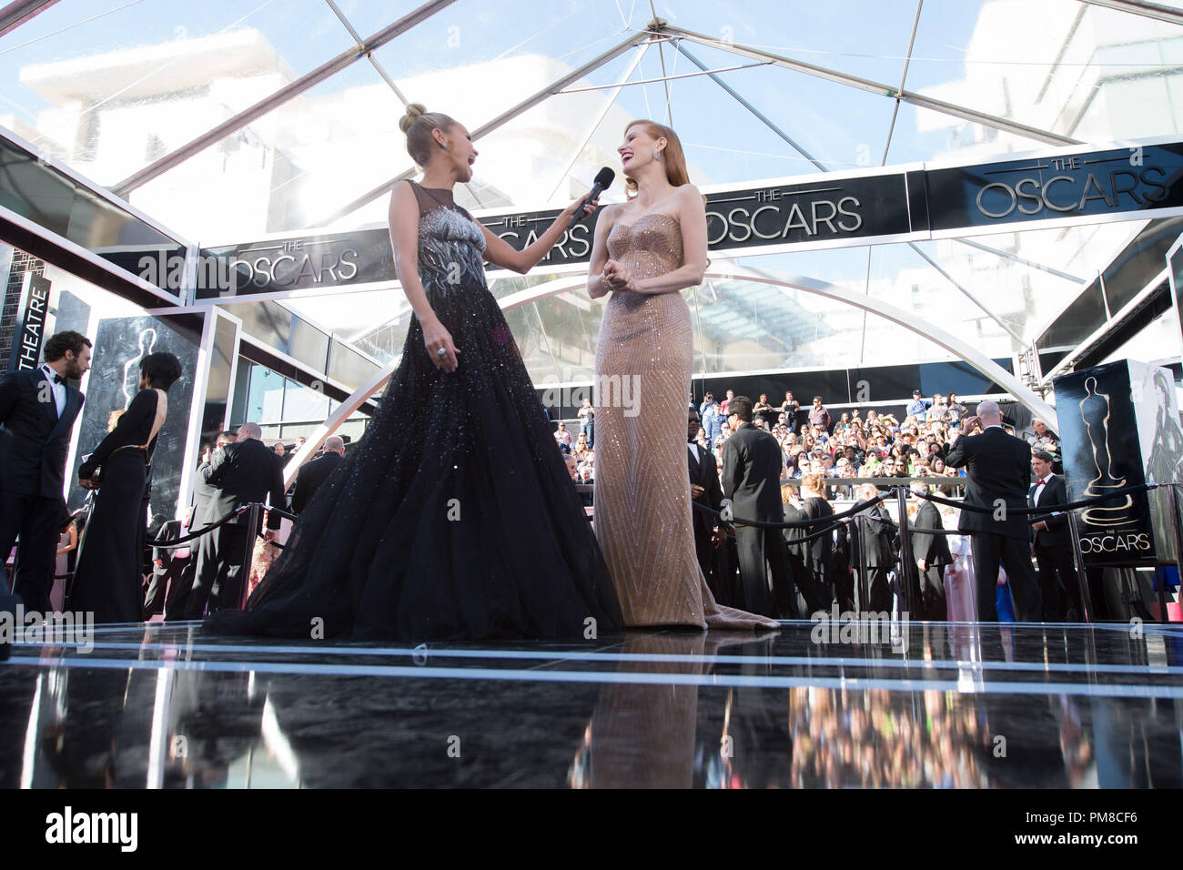 Kristin Chenoweth (L) interviste Jessica Chastain, Oscar®-candidato per l'attrice in un ruolo principale, prima l'OSCAR® al Dolby® Theatre in Hollywood, CA. 24 febbraio 2013. Foto Stock