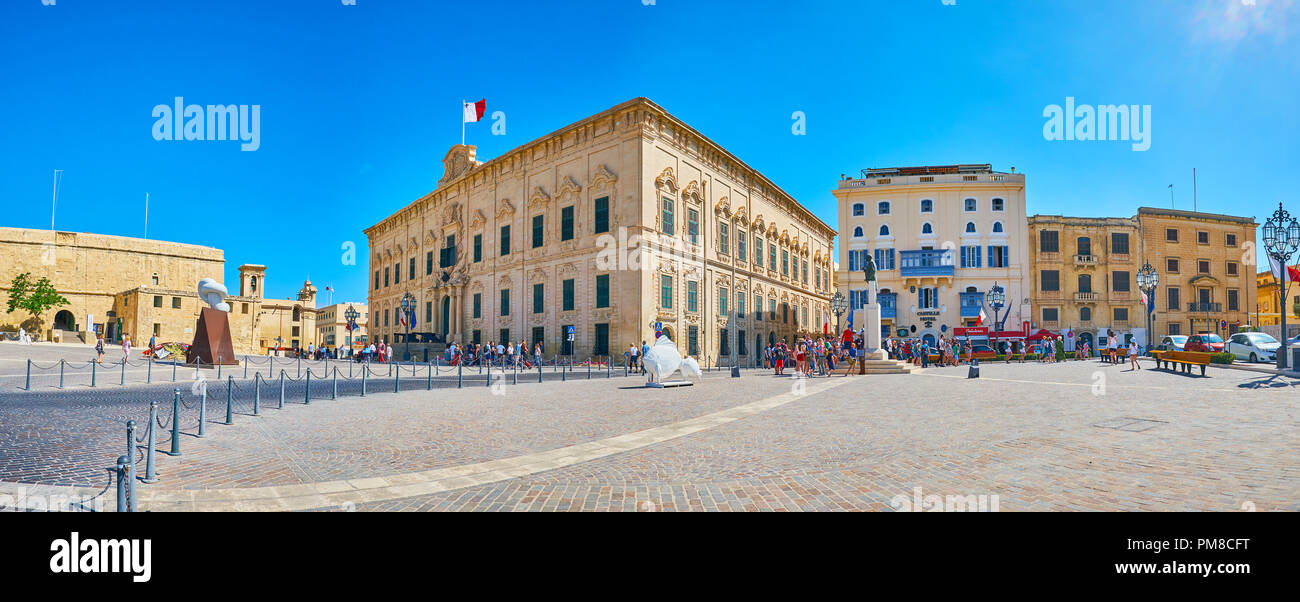 La Valletta, Malta - 17 giugno 2018: Ensemble di Castille square con il vecchio muro di St James bastione, Auberge Castille mansion, edifici storici, monumen Foto Stock