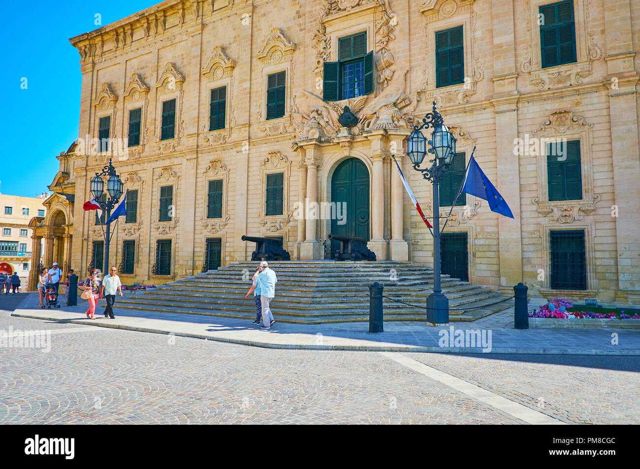 La Valletta, Malta - 17 giugno 2018: l'Auberge de Castille mansion è la perla di Castille Place, decorata con ghirlande scolpite, colonnine e Foto Stock