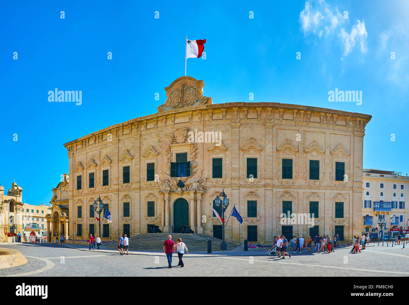 La Valletta, Malta - 17 giugno 2018: l'Auberge de Castille mansion è uno dei più belli edifici della città situato in Castille Place, è us Foto Stock