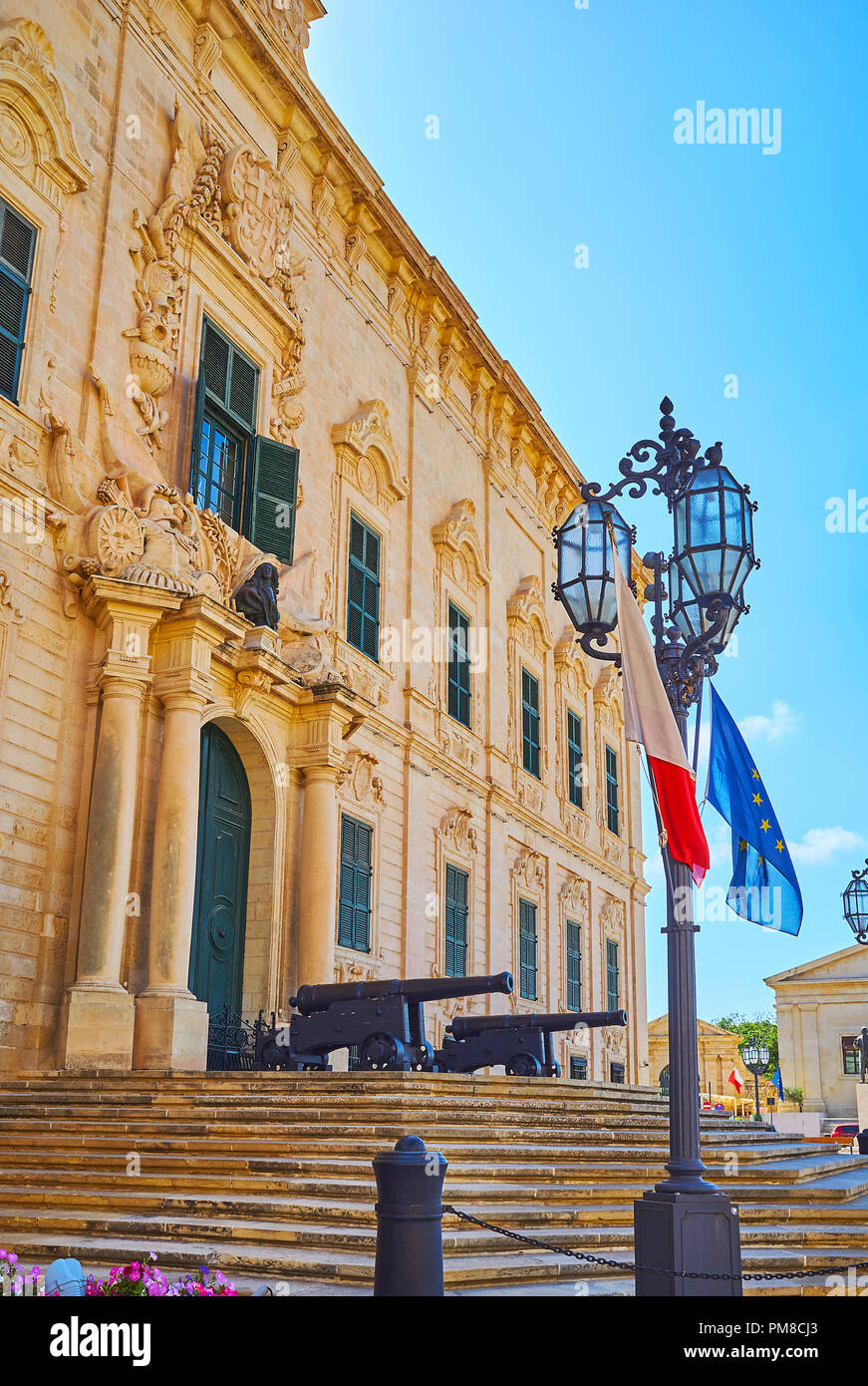 Il vintage lampione con bandiere di Malta e UE in scala, passando all'ingresso principale dell'Auberge de Castille Mansion, che serve come primo Foto Stock
