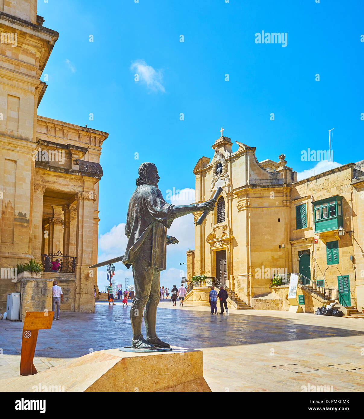 La Valletta, Malta - 17 giugno 2018: il monumento a Jean de la Valette, situato sulla piazza f il suo nome, con una vista sulla cappella di Nostra Signora delle Vittorie Foto Stock