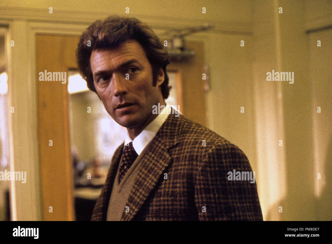 Studio rilasciato pubblicità Film still da 'Dirty Harry' Clint Eastwood 1971 Warner Brothers Riferimento File # 31955_517THA Foto Stock