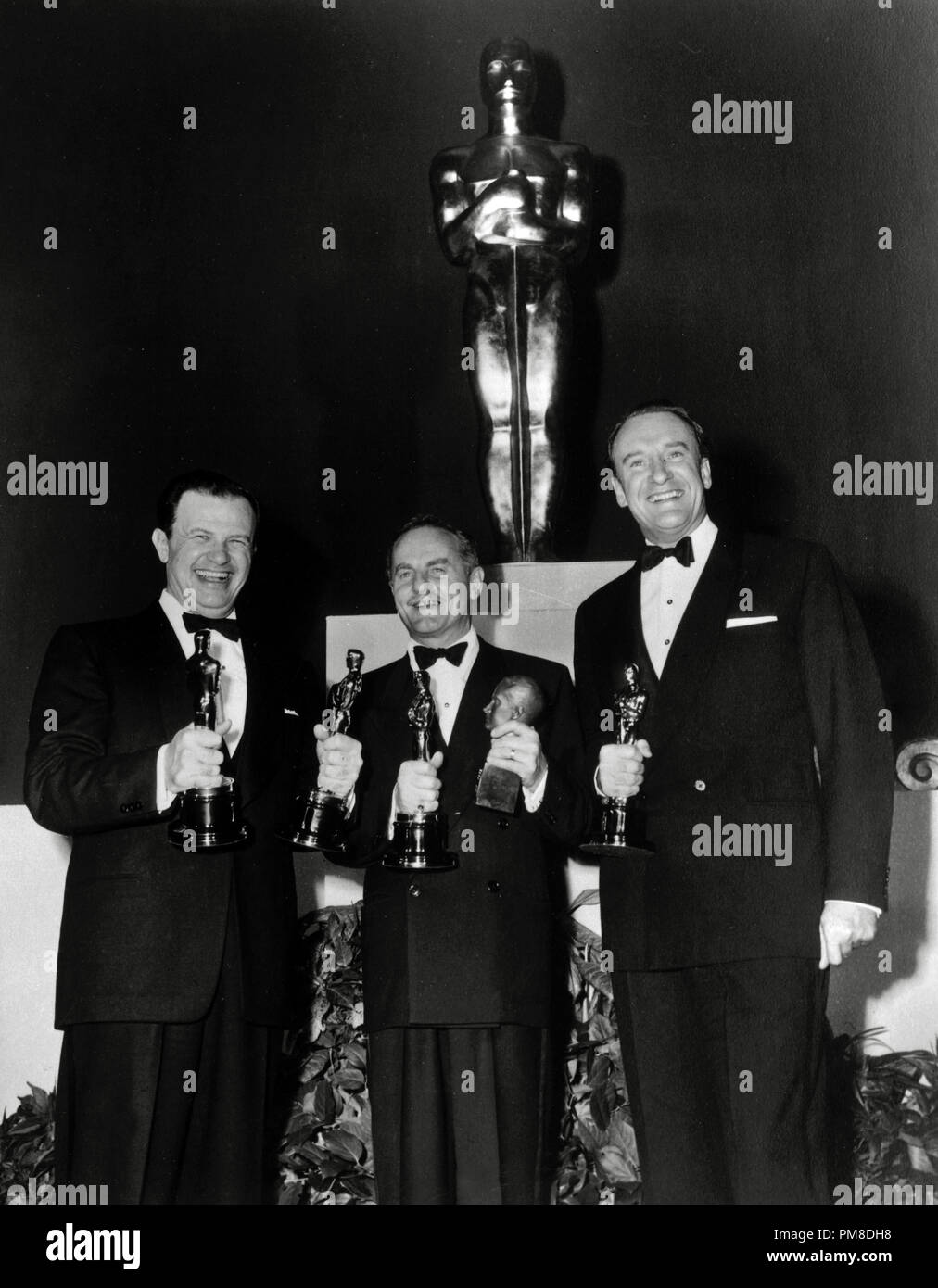 Joseph L. Mankiewicz, F. Darryl Zanuck e George Sanders al XXIII edizione Academy Awards, 1951 Riferimento File # 31955 593THA Foto Stock