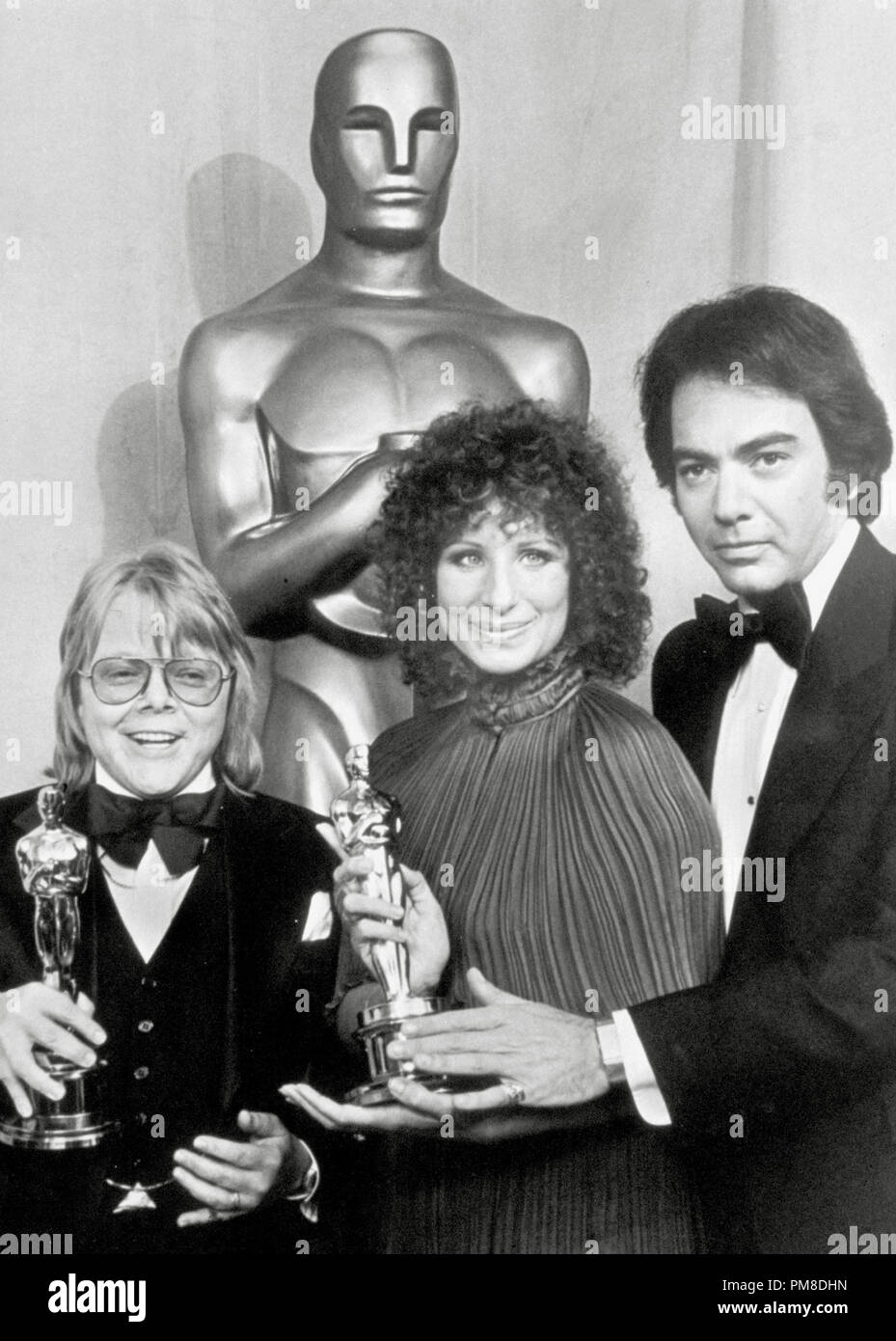 Paul Williams, Barbra Steisand e Neil Diamond al quarantanovesimo annuale di Academy Awards, 1977 Riferimento File # 31955 599THA Foto Stock