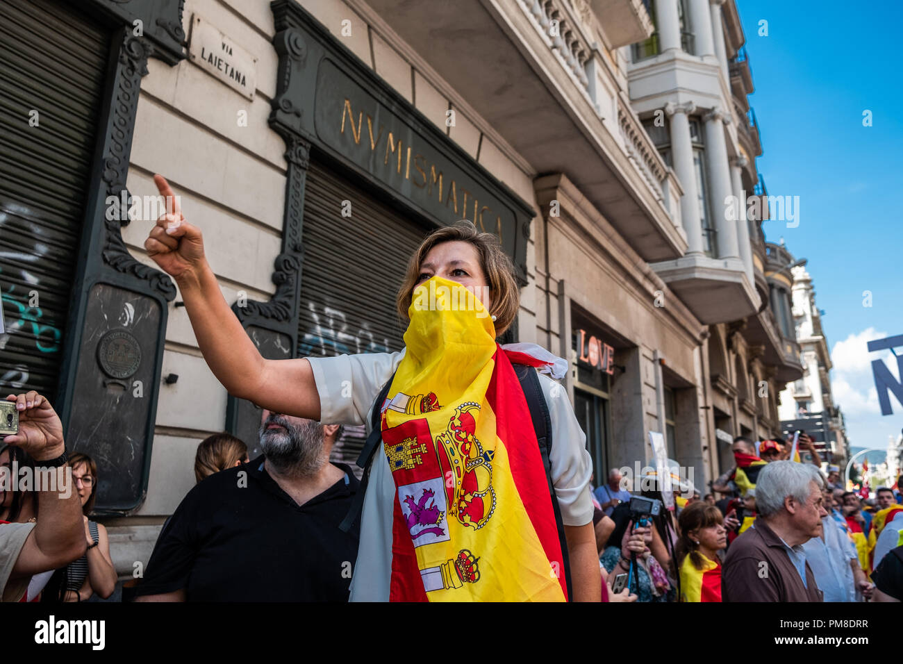 Un manifestante spagnolo visto con il volto coperto con una bandiera spagnola durante la protesta. Più di 1.500 persone chiamato dagli enti a favore della lingua spagnola hanno marciato attraverso il centro di Barcellona per protestare contro l'imposizione della lingua catalana in spagnolo. Alla fine della dimostrazione, gruppi di nazionalisti spagnoli e catalani hanno sovereignists stato affrontato sotto la vigilanza della polizia catalana. Foto Stock