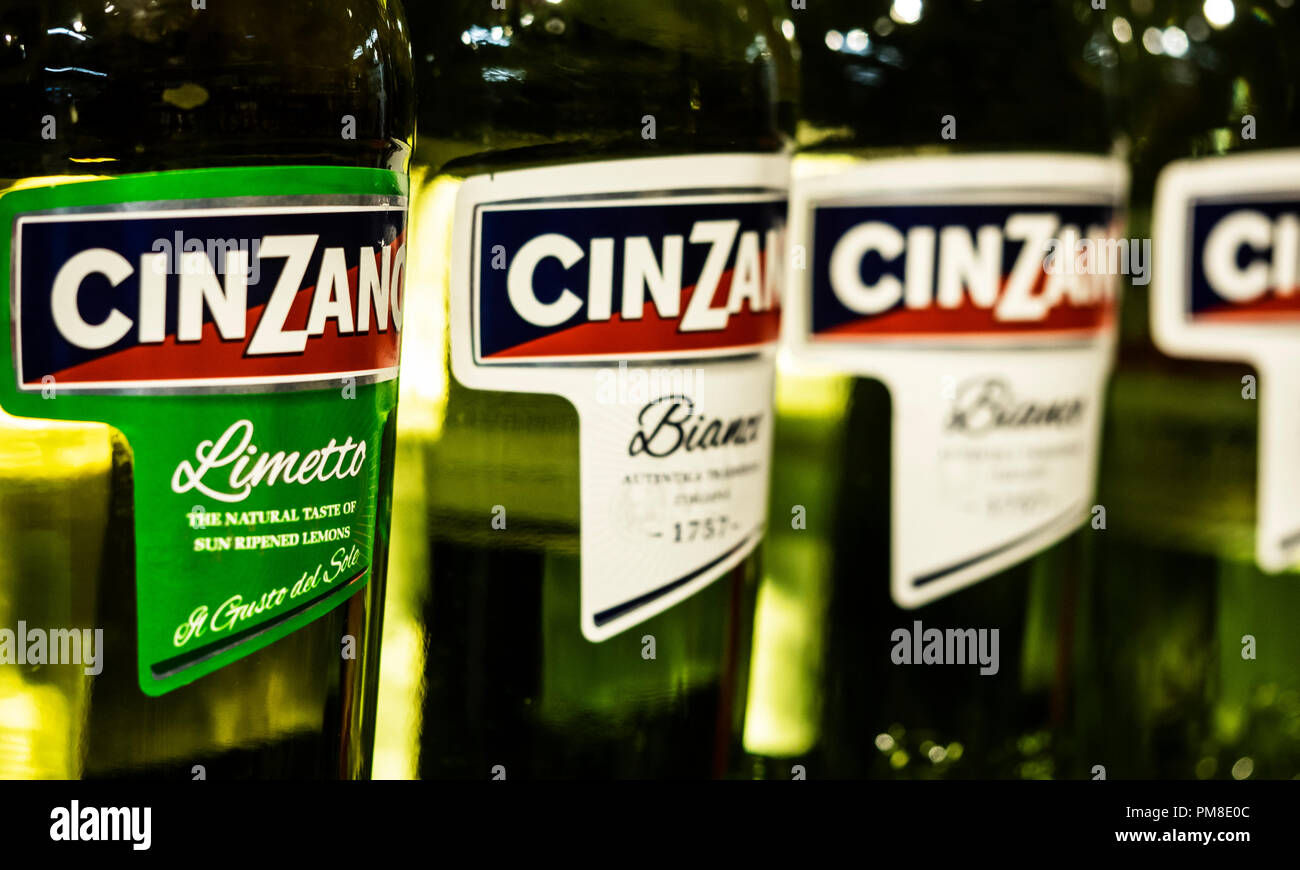 Cinzano bottiglie visto su scaffale del negozio. Cinzano è un marchio italiano di vermouth, un marchio di proprietà dal 1999 per il Gruppo Campari. È disponibile in quattro versioni: Cinzano Rosso che è di colore ambra; Foto Stock