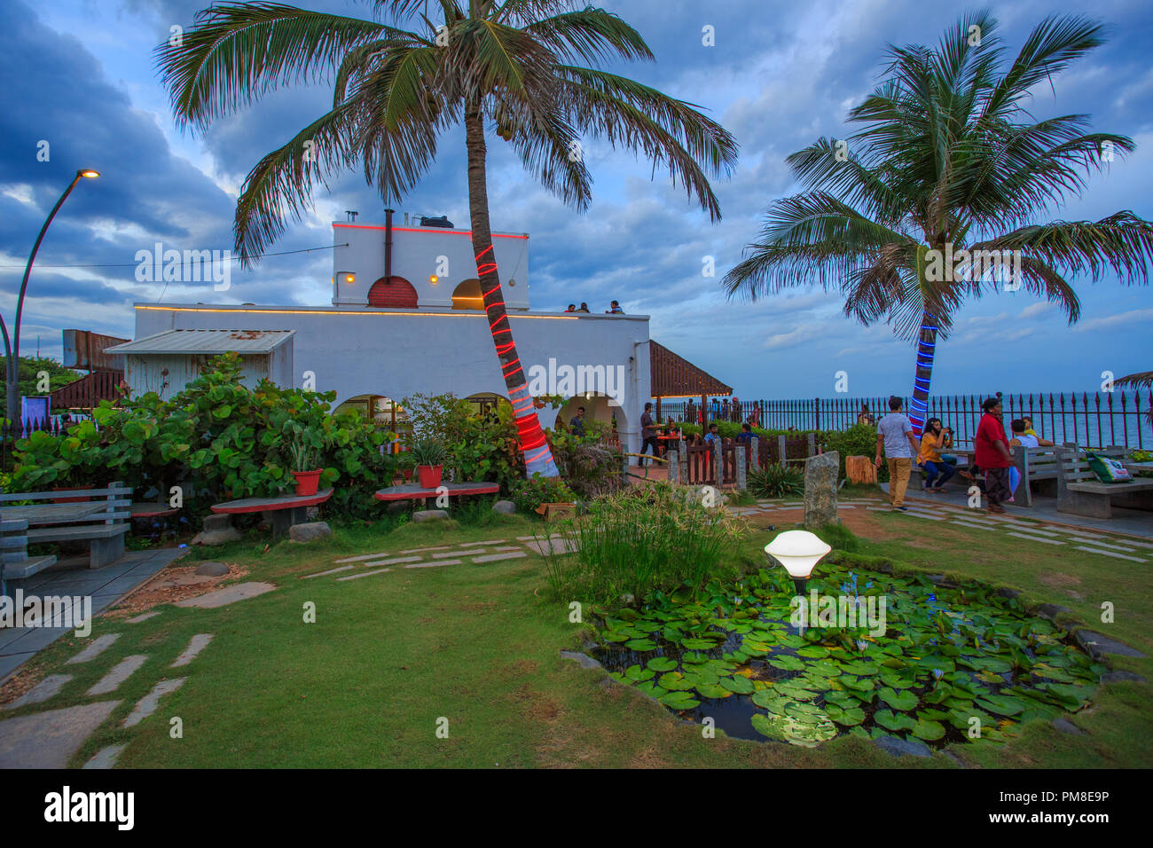 Le Café - una caffetteria in spiaggia in Pondicherry (India) Foto Stock