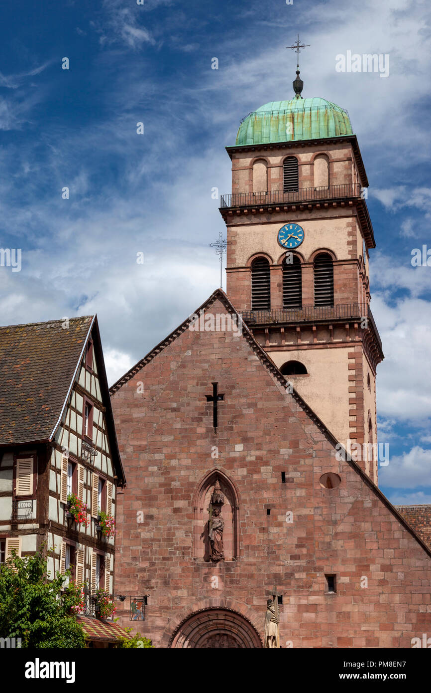 Torre di Eglise Sainte-Croix Kaysersberg, Kaysersberg-Vignoble, Alsazia, Francia Foto Stock