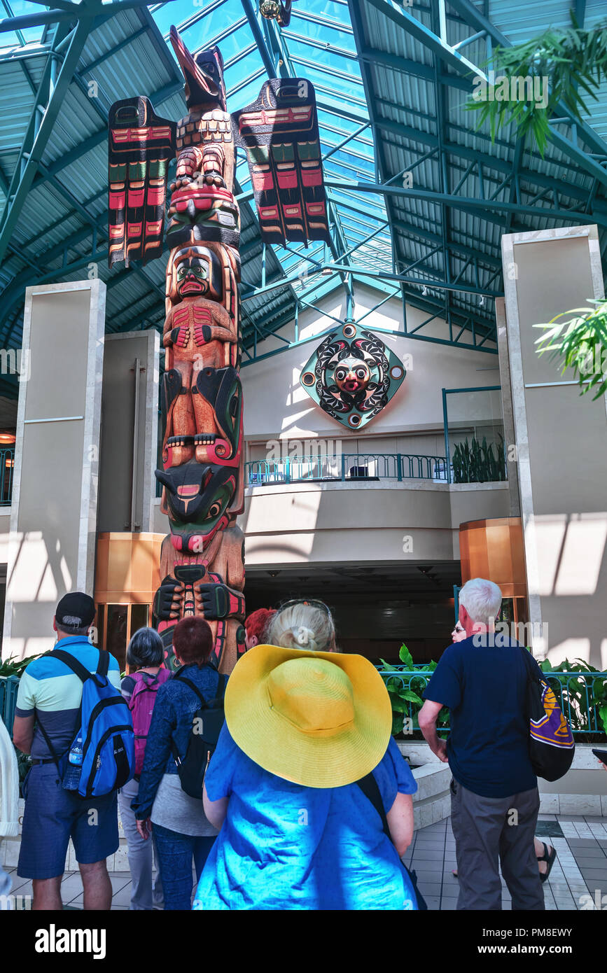 Maschera di Totem Interno di Victoria Conference Centre, Victoria, capitale della British Columbia, Canada Foto Stock