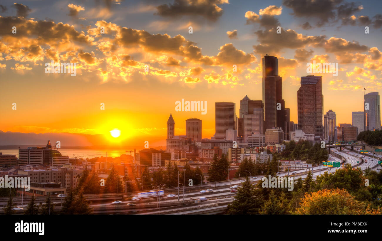 Vista del centro della città di grattacieli di Seattle, Washington, Stati Uniti d'America. Foto Stock