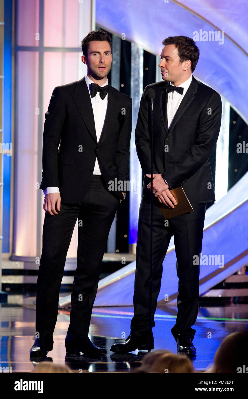 Adam Levine e Jimmy Fallon presente il Golden Globe per il miglior punteggio originale - Motion Picture per "l'Artista" a 69Annuale di Golden Globe Awards presso il Beverly Hilton di Beverly Hills, CA domenica 15 gennaio, 2012. Foto Stock