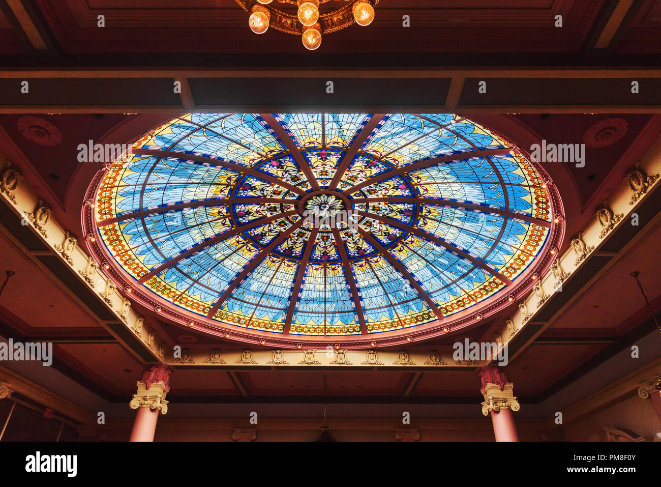 Colorato soffitto, all'interno di il Victoria Conference Centre, Victoria, capitale della British Columbia, Canada Foto Stock